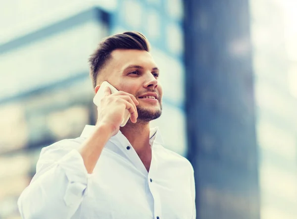 Hombre feliz con teléfono inteligente llamando en la calle de la ciudad — Foto de Stock
