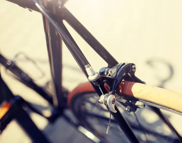 Nahaufnahme eines Fahrrads mit festem Gang auf der Straße — Stockfoto