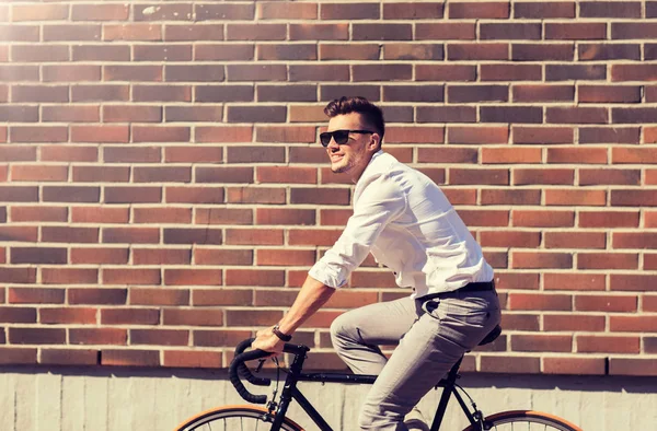 Jovem andar de bicicleta na rua da cidade — Fotografia de Stock