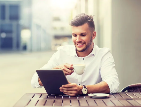 Hombre con PC tableta y café en la cafetería de la ciudad — Foto de Stock