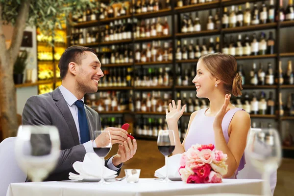 Homem fazendo proposta para mulher feliz no restaurante — Fotografia de Stock