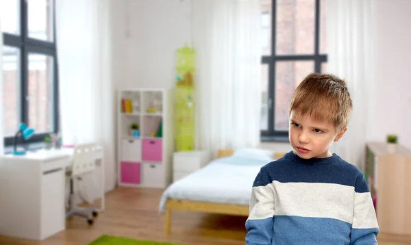 Portrait de petit garçon lugubre à la maison — Photo