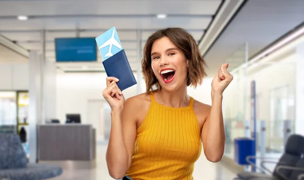 Ευτυχισμένη νεαρή γυναίκα με αεροπορικό εισιτήριο και διαβατήριο — Φωτογραφία Αρχείου