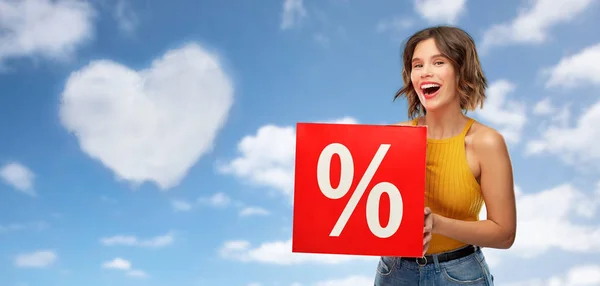 Šťastná usmívající se mladá žena s prodejní značky — Stock fotografie
