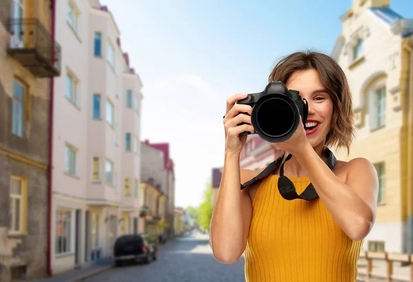 Ευτυχισμένη γυναίκα φωτογράφος με κάμερα στην πόλη — Φωτογραφία Αρχείου