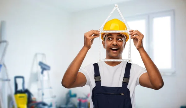 Construtor indiano feliz com régua em forma de casa — Fotografia de Stock