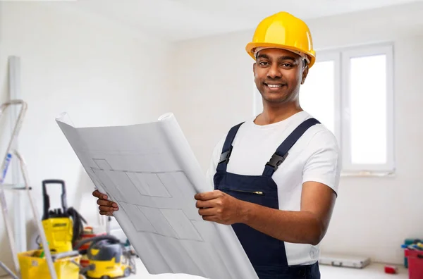 Glücklicher indischer Baumeister im Helm mit Blaupause — Stockfoto