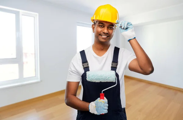 Glücklicher indischer Maler oder Baumeister mit Farbroller — Stockfoto