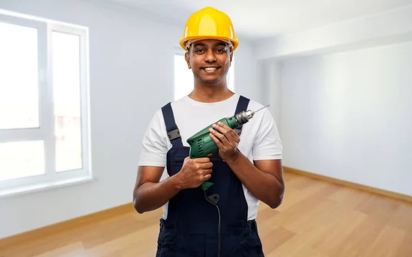 Glücklicher indischer Bauarbeiter im Helm mit Elektrobohrer — Stockfoto