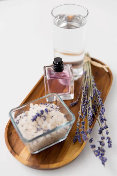 Sal marinho, perfume e lavanda em bandeja de madeira — Fotografia de Stock