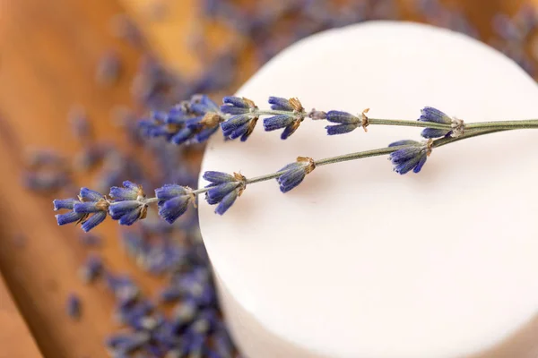 Nahaufnahme von handgefertigter Lavendelseife auf Holztablett — Stockfoto