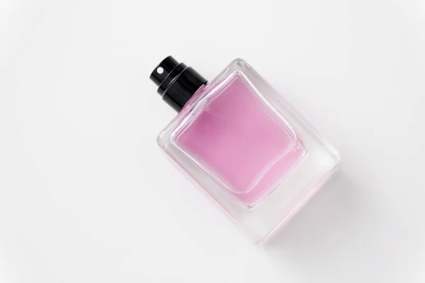 Láhev parfému nebo růžová toaletní voda — Stock fotografie