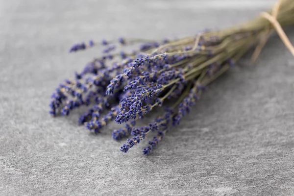 Ramo de flores secas de lavanda en la superficie de piedra —  Fotos de Stock