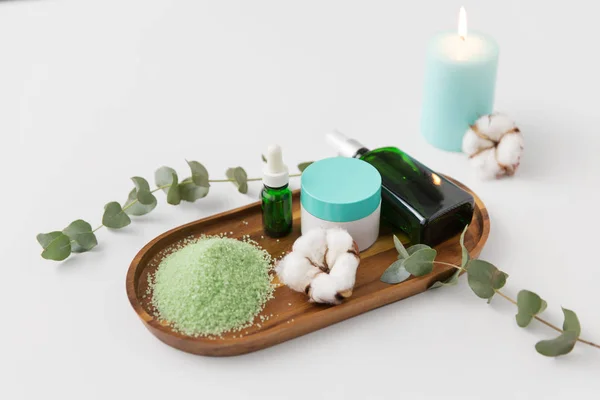 Bath salt, serum, moisturizer and oil on tray — Stock Photo, Image