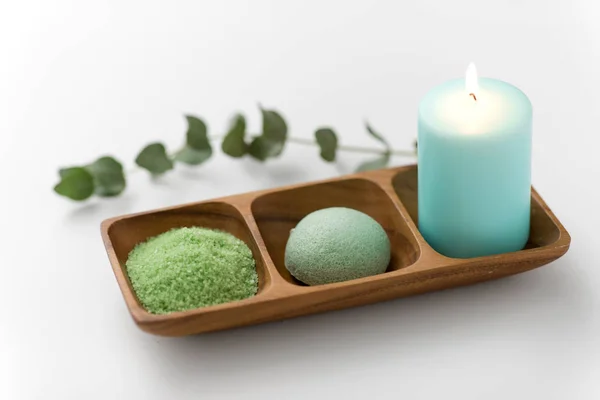 Sal de baño, esponja de konjac, vela y eucalipto — Foto de Stock