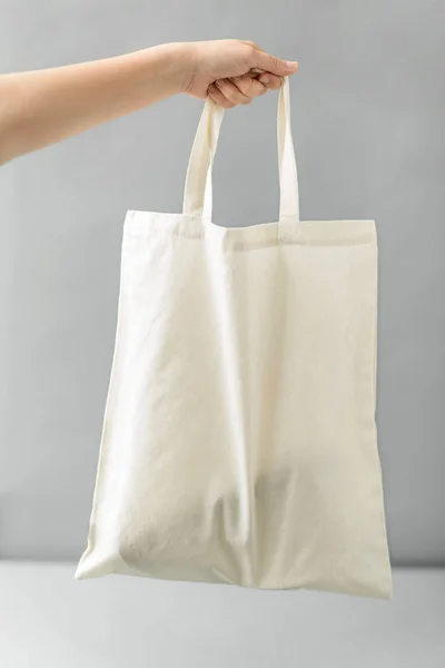 Hand holding reusable canvas bag for food shopping — Stock Photo, Image