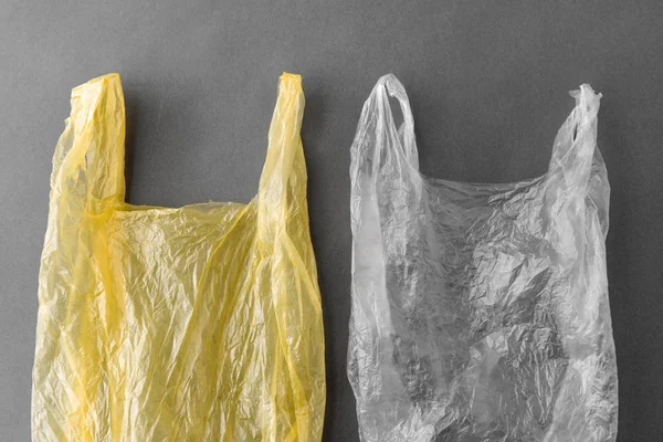 Два одноразовых пластиковых пакета — стоковое фото