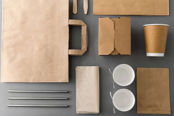 Одноразові паперові вироби для упаковки продуктів харчування — стокове фото