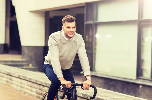 Jovem andar de bicicleta na rua da cidade Fotos De Bancos De Imagens