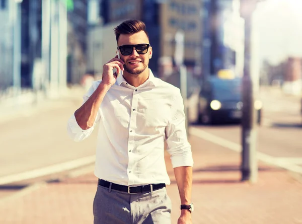 Hombre feliz con teléfono inteligente llamando en la calle de la ciudad —  Fotos de Stock