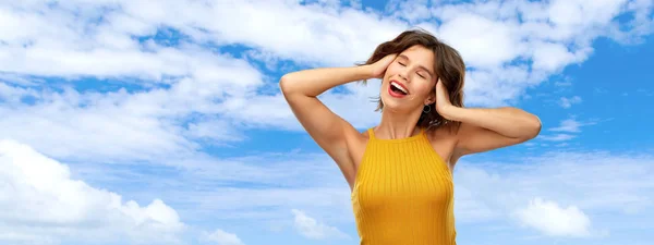 Felice ridere giovane donna in cima gialla sopra il cielo — Foto Stock