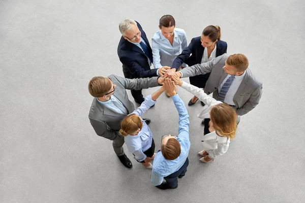 Pessoas de negócios fazendo alta cinco no escritório — Fotografia de Stock