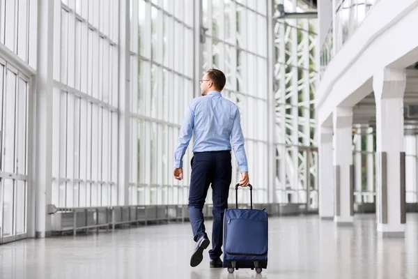 Uomo d'affari con borsa da viaggio che cammina lungo l'ufficio — Foto Stock