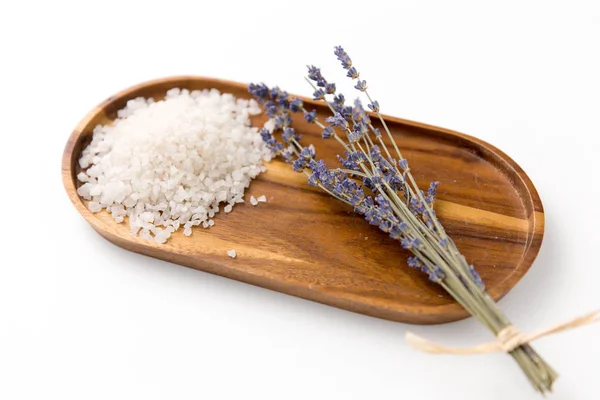 Timbunan garam laut dan lavender di nampan kayu — Stok Foto