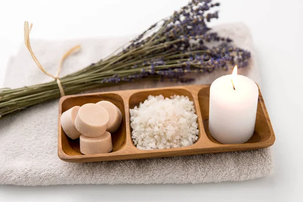 海盐、肥皂、蜡烛和浴巾上的薰衣草 — 图库照片