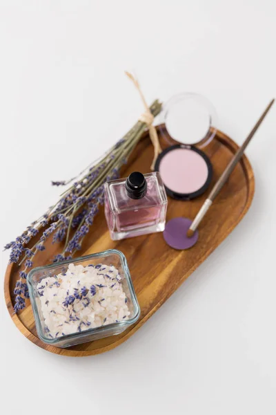 Havssalt, parfym och lavendel på träbricka — Stockfoto