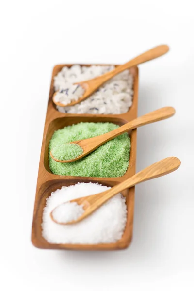 Tengeri só és kanál fából készült tálcán — Stock Fotó