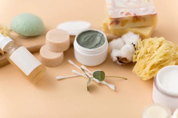 Savon, brosse, éponge, masque d'argile et beurre corporel — Photo