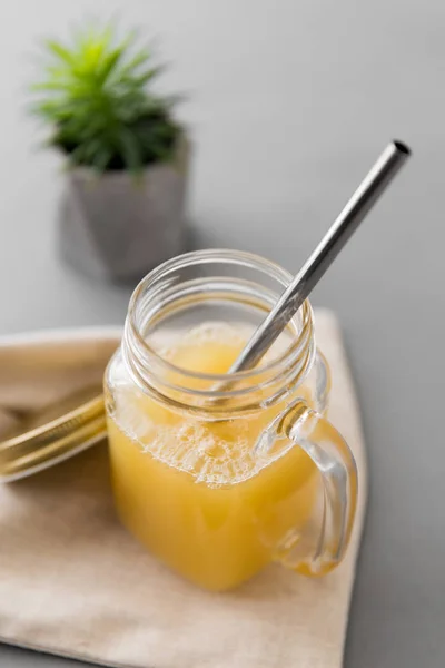 Tasse en verre de jus et de paille métallique réutilisable — Photo