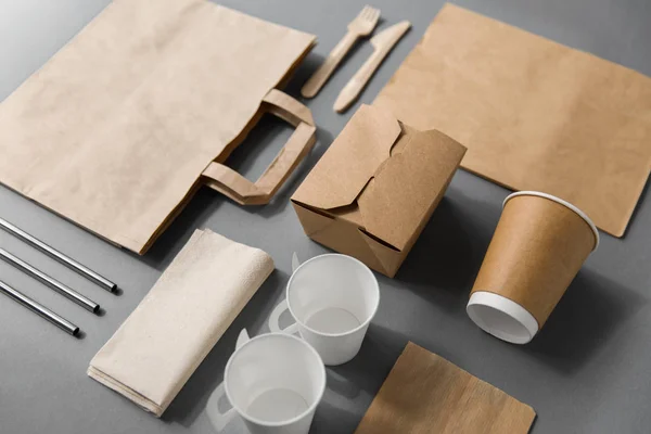 Jednorázové papírové obaly na jídlo — Stock fotografie