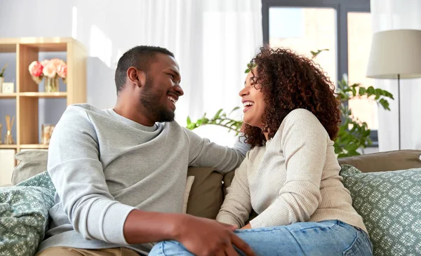 Felice coppia afro-americana a casa — Foto Stock