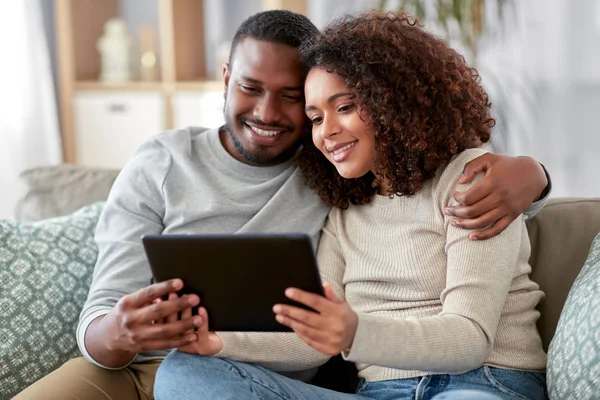 Africký americký pár s tabletou PC doma — Stock fotografie