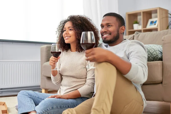 Coppia afro-americana bere vino a casa — Foto Stock