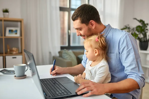 Bekerja ayah dengan bayi perempuan di kantor rumah — Stok Foto