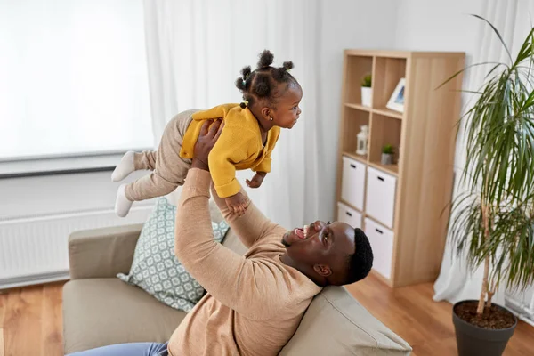 Gelukkig Afrikaans amerikaanse vader met baby thuis — Stockfoto