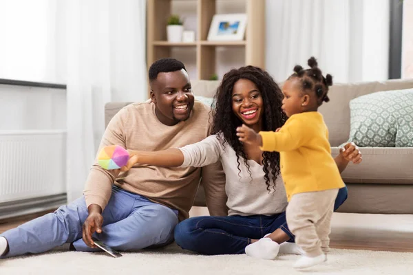 Afrikaanse familie spelen met baby dochter thuis — Stockfoto