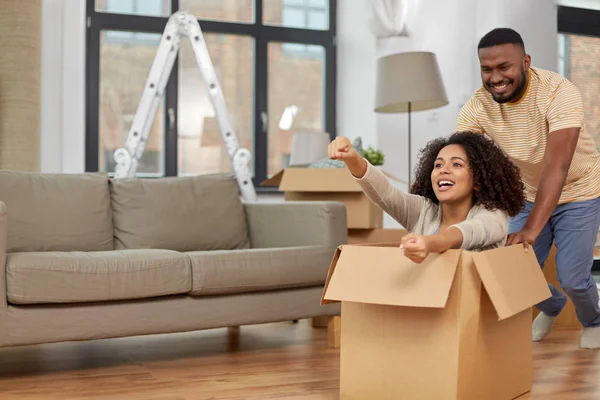 Feliz pareja mudándose a nuevo hogar y divirtiéndose — Foto de Stock