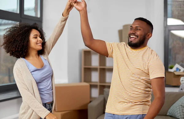 Casal feliz movendo-se para nova casa e dança — Fotografia de Stock