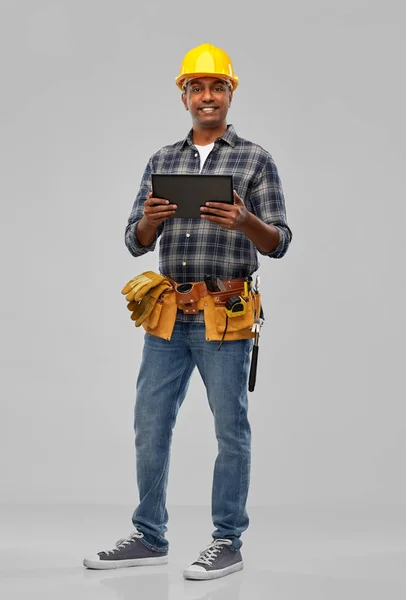 Щасливий індійський будівельник в шоломі з планшетним ПК — стокове фото