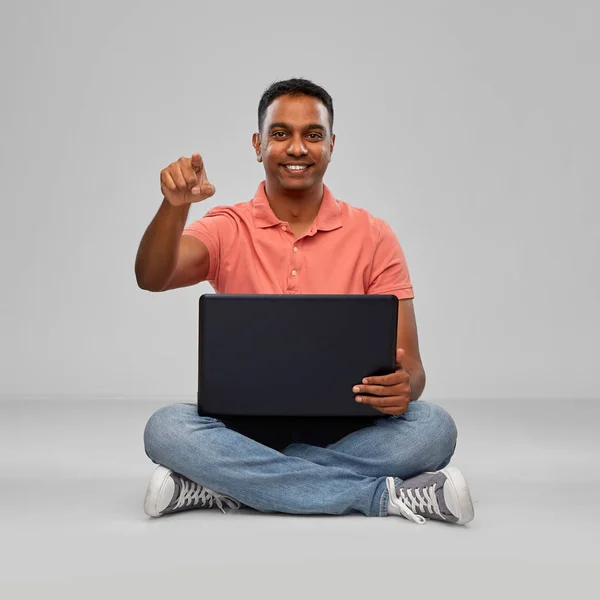 Felice uomo indiano con computer portatile — Foto Stock