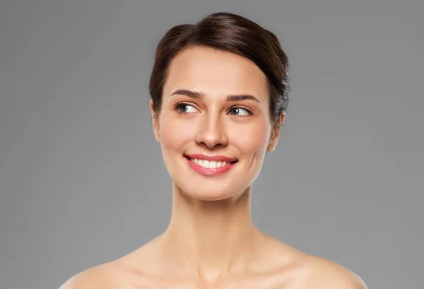 Красивая улыбающаяся молодая женщина с голым плечом — стоковое фото