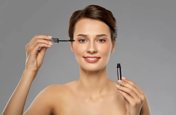 Vacker kvinna applicera mascara — Stockfoto