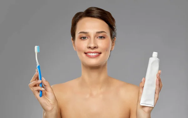 Mujer sonriente con cepillo de dientes limpieza de dientes — Foto de Stock