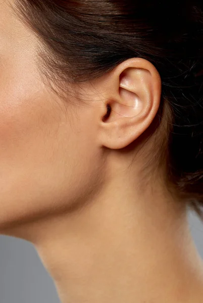 Primer plano de la oreja de mujer joven — Foto de Stock