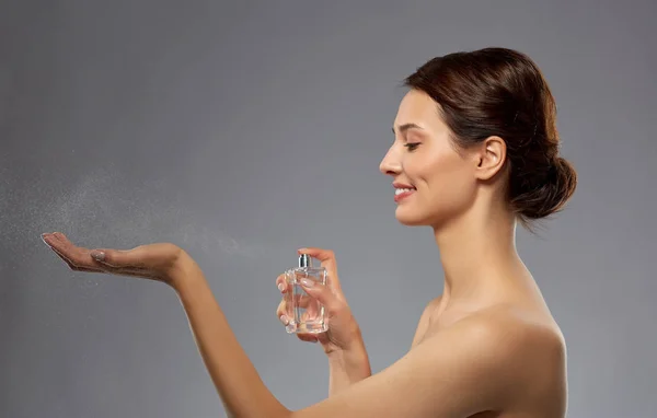 幸福的女人，用香水 — 图库照片