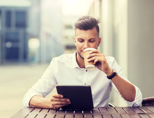 Człowiek z komputera typu tablet i kawy w kawiarni city — Zdjęcie stockowe